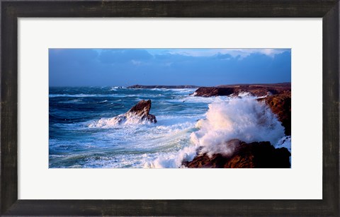 Framed Waves crashing on rocks at wild coast, Quiberon, Morbihan, Brittany, France Print