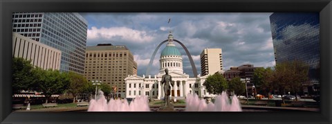 Framed Government building and fountain surrounded by Gateway Arch, Old Courthouse, St. Louis, Missouri, USA Print