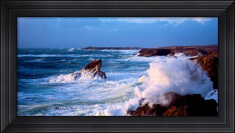 Framed Waves crashing on rocks at wild coast, Quiberon, Morbihan, Brittany, France Print