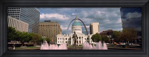 Framed Government building and fountain surrounded by Gateway Arch, Old Courthouse, St. Louis, Missouri, USA Print