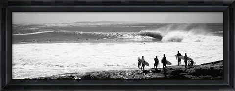 Framed Silhouette of surfers standing on the beach, Australia (black and white) Print
