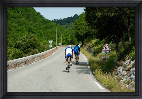 Framed Bicyclists on the road, Bonnieux, Vaucluse, Provence-Alpes-Cote d&#39;Azur, France Print