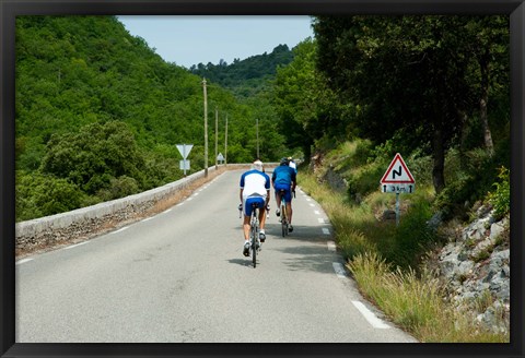 Framed Bicyclists on the road, Bonnieux, Vaucluse, Provence-Alpes-Cote d&#39;Azur, France Print