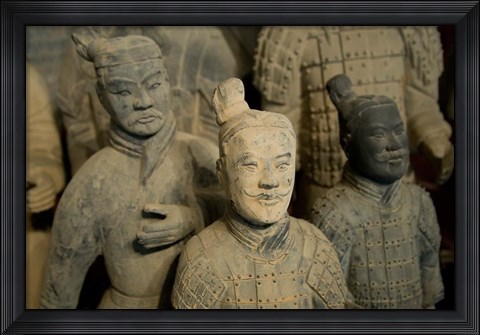 Framed Ranks and uniroms of terra cotta warrior figures Print