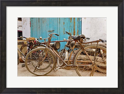 Framed Group of bicycles in alley, Delhi, India Print