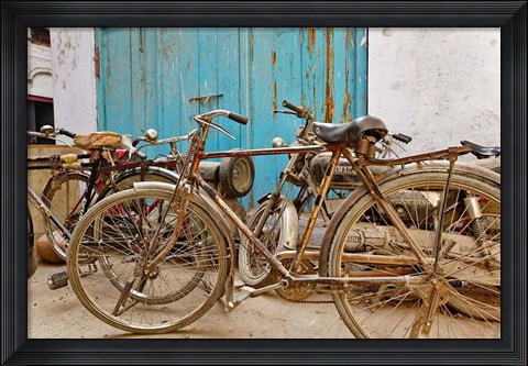 Framed Group of bicycles in alley, Delhi, India Print