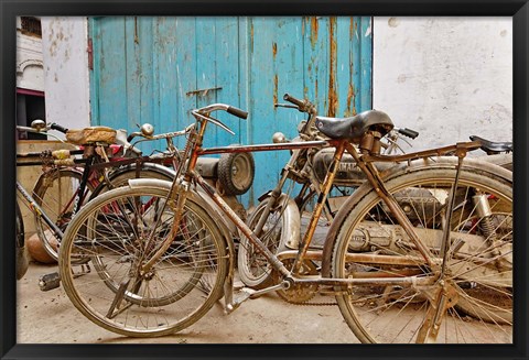 Framed Group of bicycles in alley, Delhi, India Print