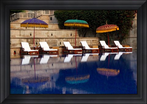 Framed Outdoor swimming pool at Oberoi Amarvilas hotel, Agra, India Print