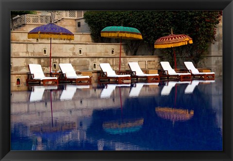 Framed Outdoor swimming pool at Oberoi Amarvilas hotel, Agra, India Print