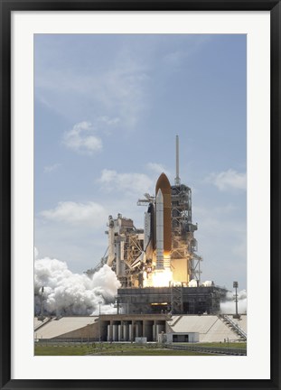 Framed Space shuttle Atlantis lifts off Print