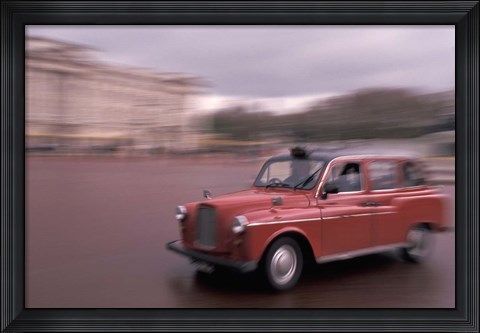 Framed Cab racing past Buckingham Palace, London, England Print