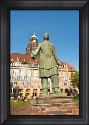 Framed Trummerfrauen Statue Print