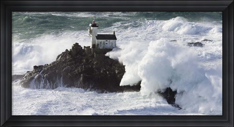 Framed Phare de Tavennec Print