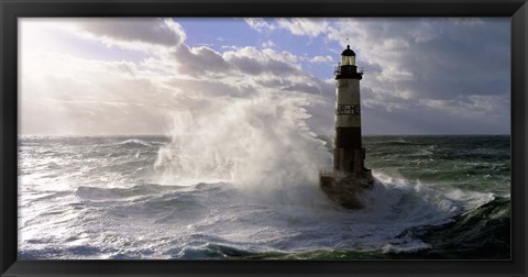 Framed Phare d&#39; Ar-Men pres de l&#39;ile de Sein Print