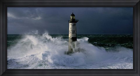 Framed Phare d&#39; Ar-Men lors d&#39; une Tempete Print