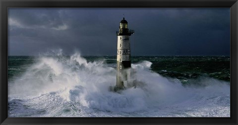 Framed Phare d&#39; Ar-Men lors d&#39; une Tempete Print