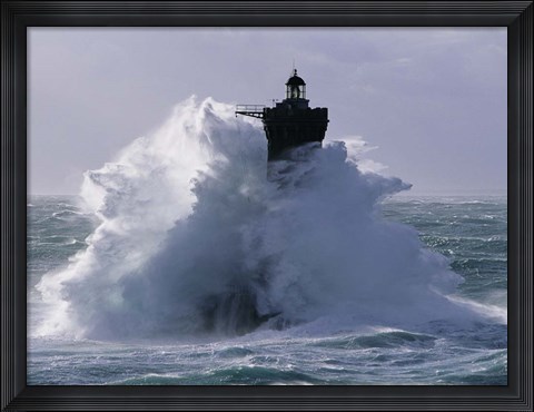 Framed Phare du Four lors d&#39; une Tempete Print