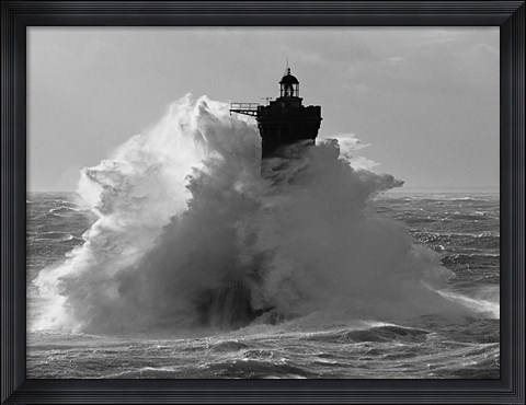 Framed Phare du Four lors d&#39; une Tempete Print