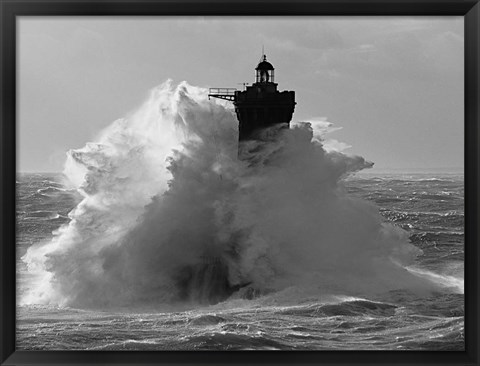 Framed Phare du Four lors d&#39; une Tempete Print