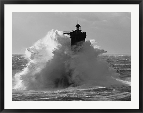 Framed Phare du Four lors d&#39; une Tempete Print