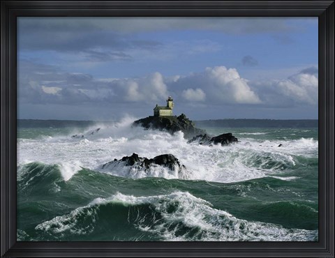 Framed Phare de Tavennec, mer d&#39;Iroise Print