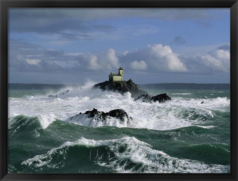 Framed Phare de Tavennec, mer d&#39;Iroise Print