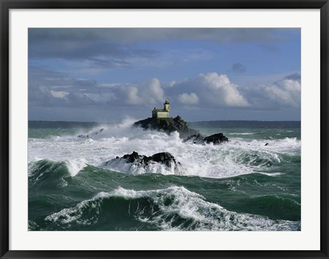 Framed Phare de Tavennec, mer d&#39;Iroise Print