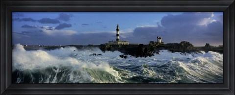 Framed Phare du Creac&#39;h lors d&#39; une Tempete Print