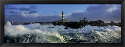 Framed Phare du Creac&#39;h lors d&#39; une Tempete Print