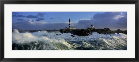 Framed Phare du Creac&#39;h lors d&#39; une Tempete Print