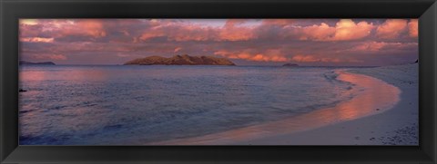 Framed Island in the during sunset, Veidomoni Beach, Mamanuca Islands, Fiji Print