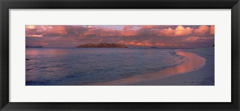 Framed Island in the during sunset, Veidomoni Beach, Mamanuca Islands, Fiji Print