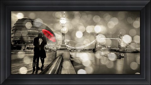 Framed Kissing in London (BW) Print
