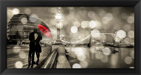 Framed Kissing in London (BW) Print