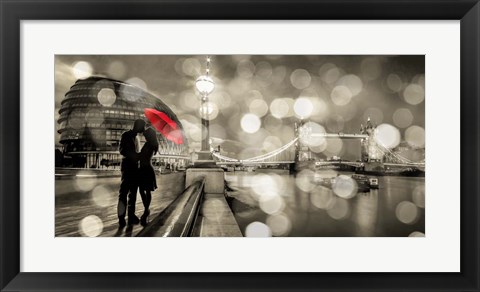 Framed Kissing in London (BW) Print